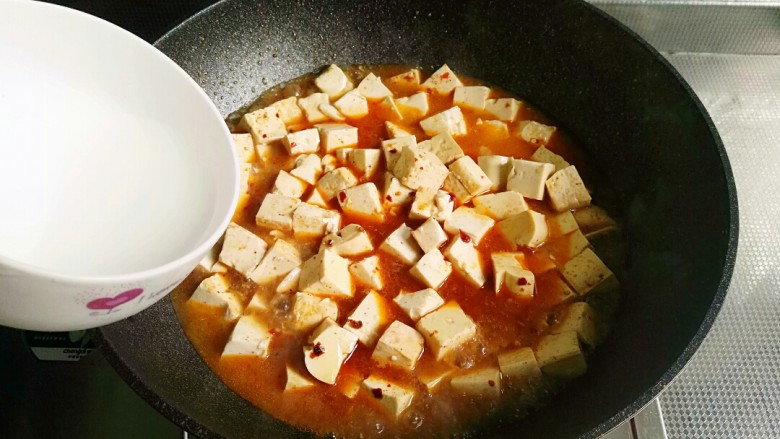麻辣豆腐,淋入水淀粉煮开，小火炖3分钟入味