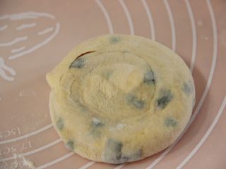 南瓜香葱饼,用手压扁