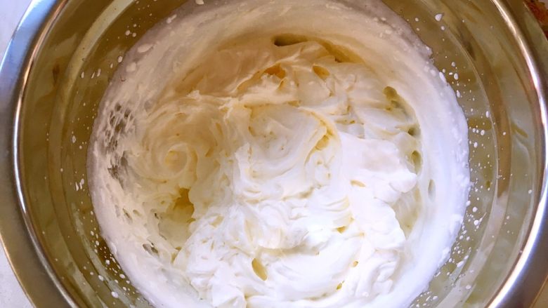 奶油盒子蛋糕,淡奶油加砂糖打发出清晰纹路，倾斜打蛋盆淡奶油不流动即可，之后装入裱花袋