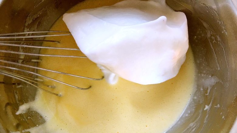 奶油盒子蛋糕,烤箱预热180度，将打发好的蛋白分次加入到蛋黄糊中翻拌均匀