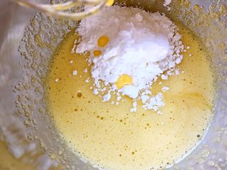 奶油盒子蛋糕,加入低筋面粉跟玉米淀粉，搅拌均匀无面粉颗粒