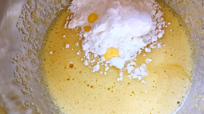 奶油盒子蛋糕,加入低筋面粉跟玉米淀粉，搅拌均匀无面粉颗粒