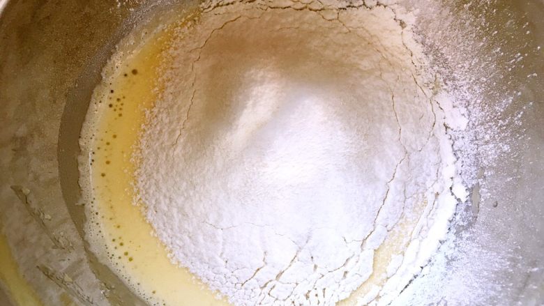 奶油盒子蛋糕,过筛低筋面粉，搅拌均匀无面粉颗粒
