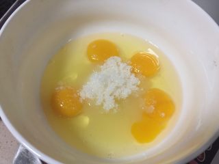 双层芝士蛋糕,准备一只无水无油的打蛋盆，加入四个全蛋液和白砂糖