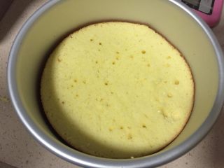 双层芝士蛋糕,将蛋糕平均切成3片（大概1厘米一片）取一片放置在模具底部，取一片海绵蛋糕包上保鲜袋放入冰箱冷藏冻硬备用