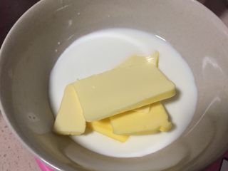 双层芝士蛋糕,黄油和牛奶放入烤箱或者微波炉加热融化成液体