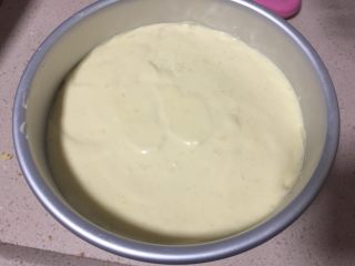 双层芝士蛋糕,将奶油芝士室温融化加入牛奶和奶油、白砂糖搅打均匀，最后筛入7克玉米淀粉搅打均匀倒入模具中