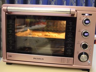 莲藕肉饼,关上烤箱门，上下管180度烤28分钟