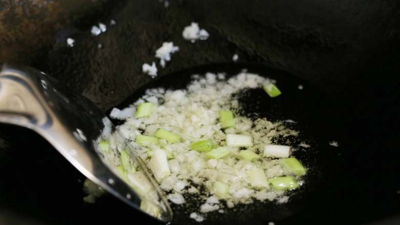 肉末酱香小土豆,锅中留底油，放入蒜和葱白爆香。