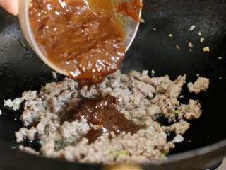 肉末酱香小土豆,将调好的大酱倒入锅中炒匀。