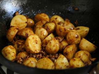 肉末酱香小土豆,放入煎好的土豆翻炒均匀。