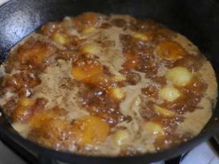 肉末酱香小土豆,锅中倒入清水，与小土豆持平，大火烧开，然后转中小火焖煮15分钟左右。