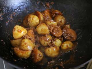 肉末酱香小土豆,最后大火将酱汁收浓，此时小土豆变得十分入味了。
