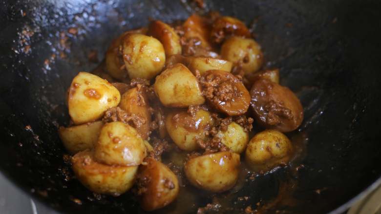 肉末酱香小土豆,最后大火将酱汁收浓，此时小土豆变得十分入味了。