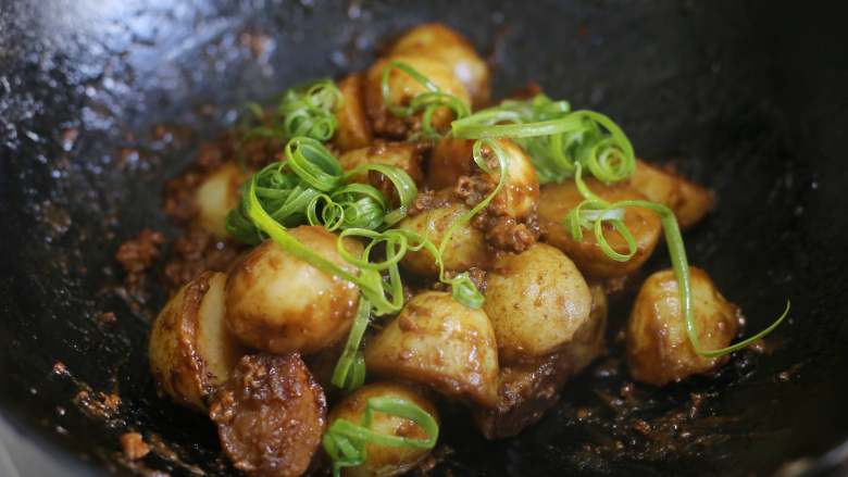 肉末酱香小土豆,出锅前撒上葱丝即可。