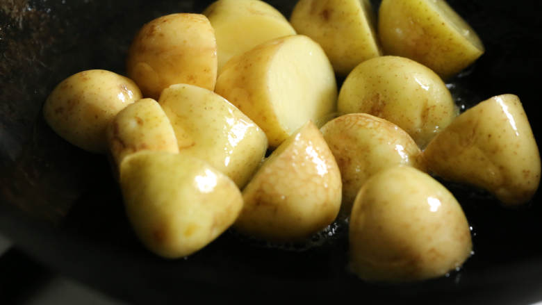 肉末酱香小土豆,小土豆表面水分擦干，放入油锅中火煎至表面金黄，捞出控油待用。