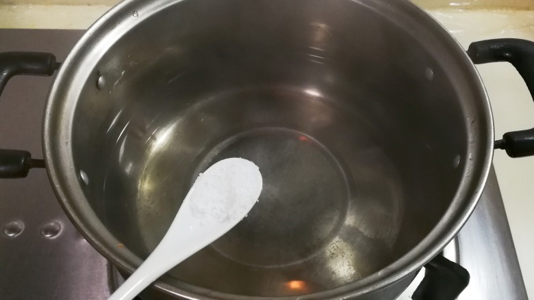 花花世界～西芹红椒蛋花,锅中烧开水放入一小勺盐