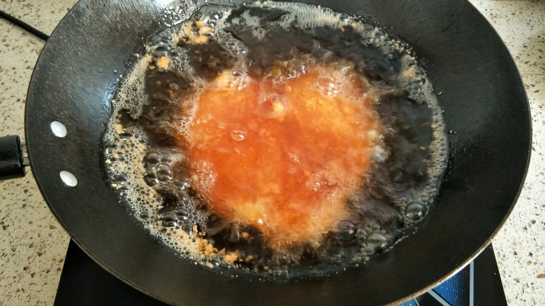 咖喱鸡排便当,放入烧热的油锅中小火慢炸