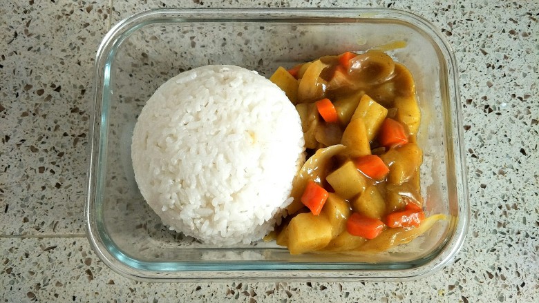 咖喱鸡排便当,装一碗米饭倒扣在盘子里，舀入煮好的咖喱