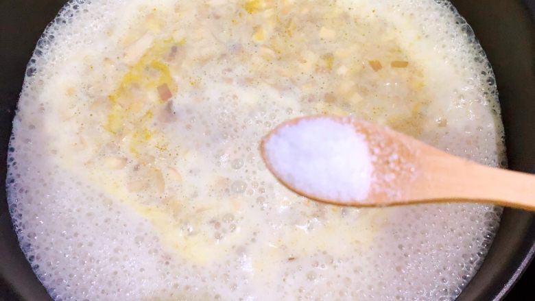奶油蘑菇汤,将汤煮开，然后加入1勺半盐