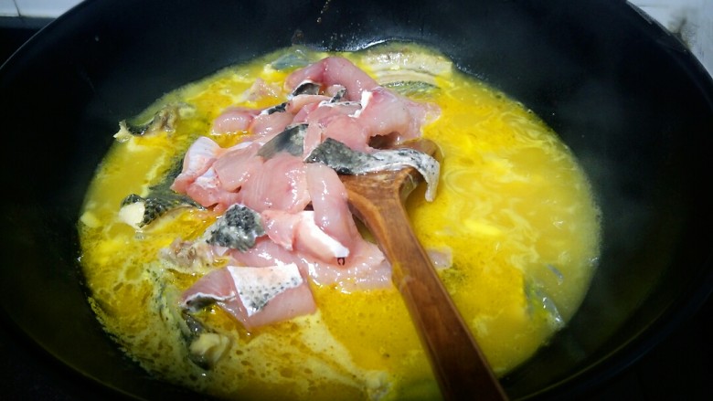 酸汤鱼,煮到鱼头尾差不多熟了，就放入腌好的鱼肉片