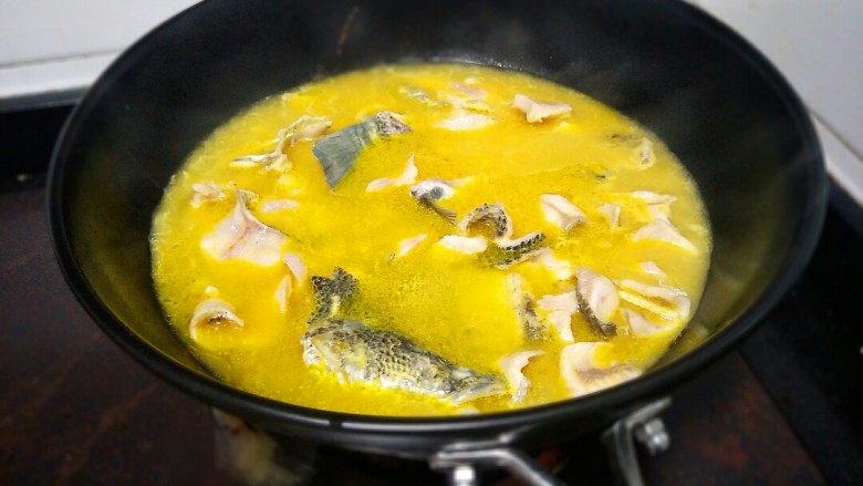 酸汤鱼,煮到鱼肉发白熟了就可以关火了，