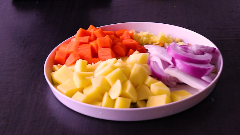 咖喱土豆饭,把洋葱切丝，土豆和胡萝卜切块备用