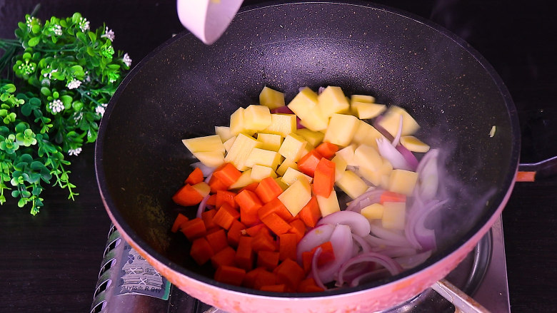 咖喱土豆饭,胡萝卜块和土豆块放入炒锅中