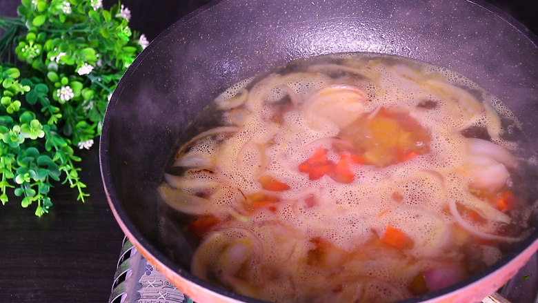 咖喱土豆饭,加入适量的清水烧开，清水的量一定要没过食材