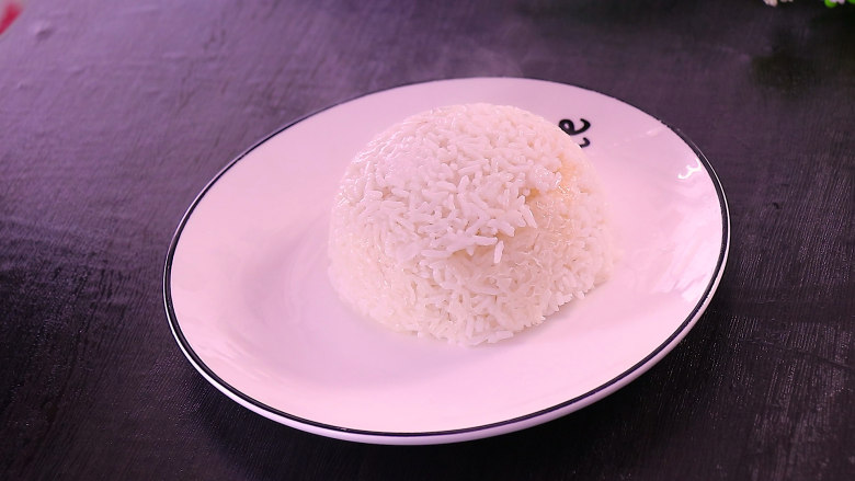 咖喱土豆饭,准备一碗新鲜的米饭
