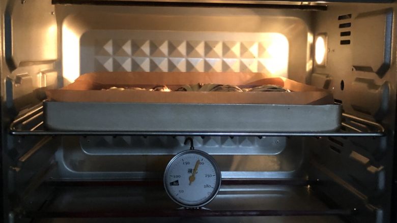 花式面包,放入烤箱，15分钟左右，至表面金黄即可
具体时间根据自己烤箱脾气