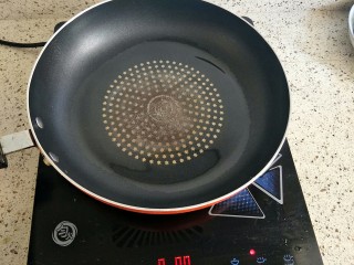 脆皮肠抱蛋,平底锅倒入适量油均匀的摇开烧热