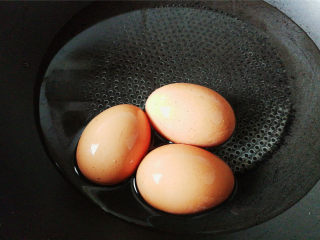 鸡蛋香肠沙拉杯,冷水没过鸡蛋，中火煮10分钟，煮熟后过冷水