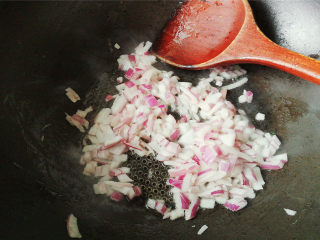 鸡蛋香肠沙拉杯,锅里倒入少量的油，煸炒洋葱，炒制洋葱变干