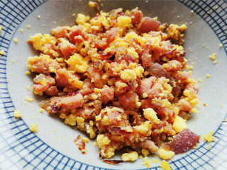 鸡蛋香肠沙拉杯,把蛋黄压碎和主料混合均匀