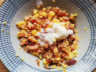 鸡蛋香肠沙拉杯,再加入1勺沙拉汁和半勺沙拉酱混合均匀