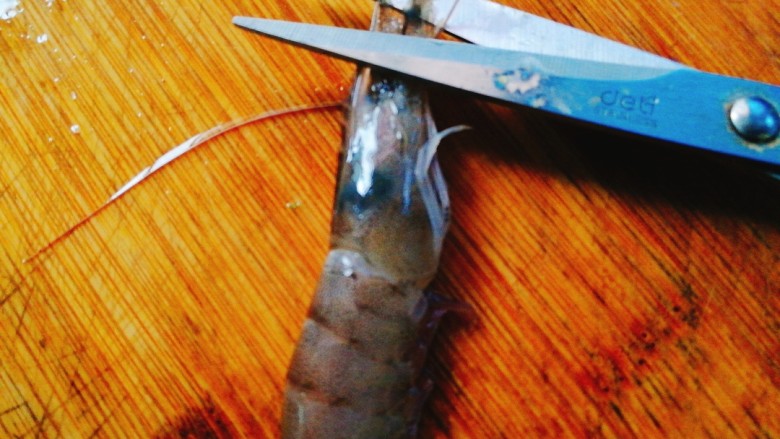 家常菜+红烧明虾,处理虾：先用剪刀剪掉须