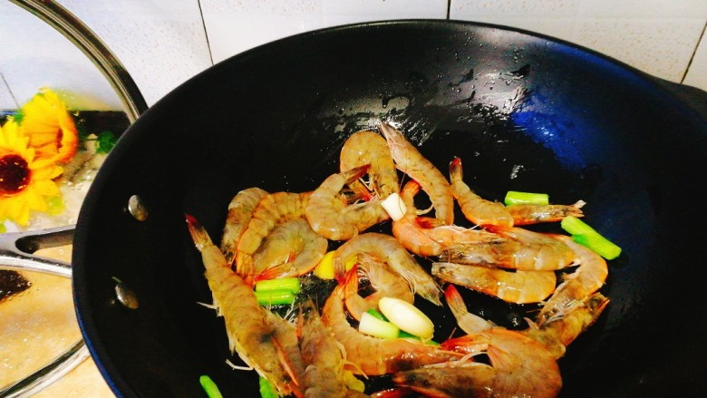 家常菜+红烧明虾,把虾下去快速翻炒