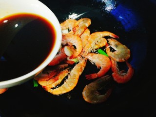 家常菜+红烧明虾,炒制虾变红，放调汁翻炒均勺