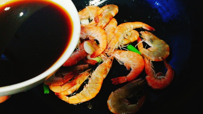 家常菜+红烧明虾,炒制虾变红，放调汁翻炒均勺