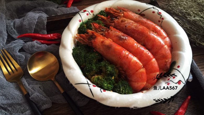 麻辣香锅,藕片码在盘子底部，上面摆放大虾和西兰花，装盘食用