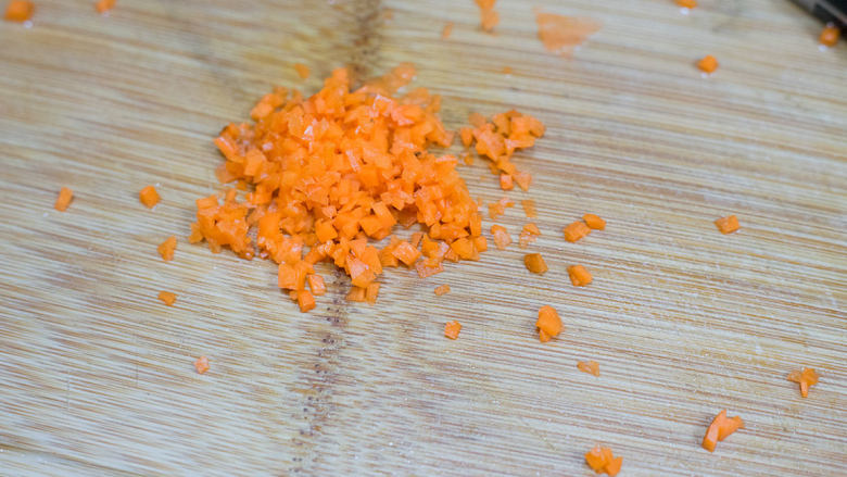 胡萝卜虾泥蛋卷,将打好的虾泥跟胡萝卜搅拌均匀