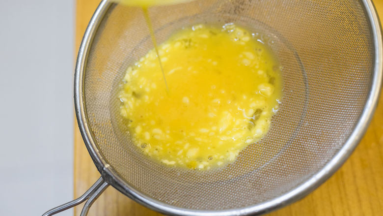 胡萝卜虾泥蛋卷,过筛1-2次成细腻的蛋糊备用