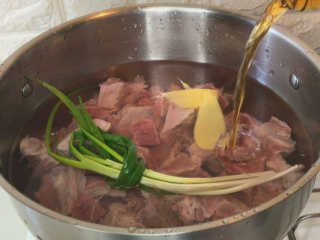 番茄牛肉汤,随意牛肉的部分2斤 料酒 姜片 葱结