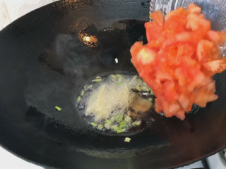 番茄牛肉汤,葱白 姜丝爆香后倒入番茄碎翻炒