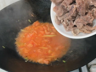 番茄牛肉汤,翻炒5分钟倒入肉牛翻炒