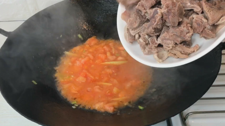 番茄牛肉汤,翻炒5分钟倒入肉牛翻炒