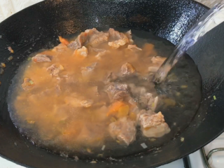 番茄牛肉汤,牛肉翻炒均匀后倒入清水 没过牛肉