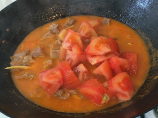 番茄牛肉汤,最后加入番茄块 再煮20分钟即可出锅