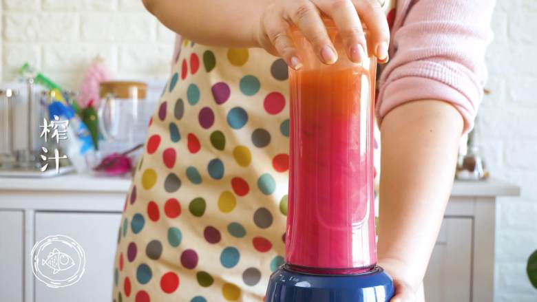12m+元气果蔬汁,胡萝卜+苹果汁+火龙果丁，一起放入果汁机打成汁~
